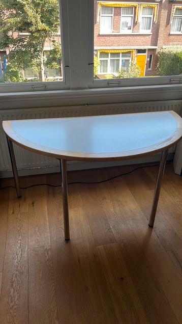 Half ronde tafel beschikbaar voor biedingen