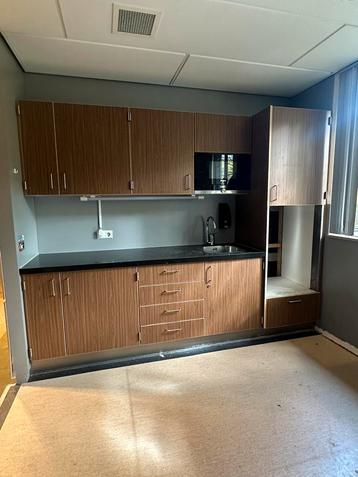 Compact keuken met Siemens inbouwoven beschikbaar voor biedingen