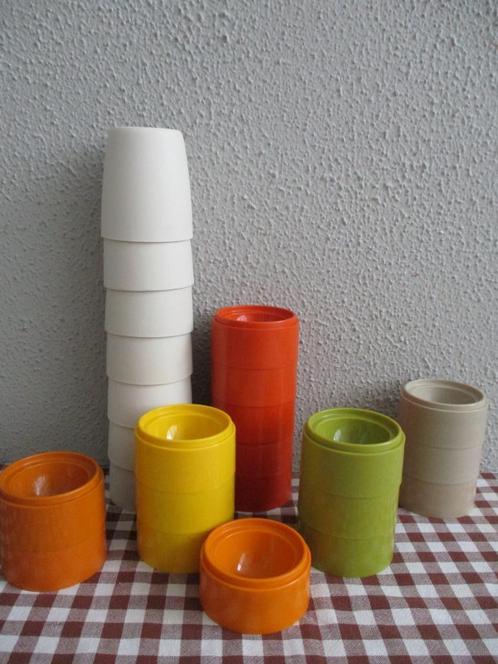 Vintage Tupperware Eierdopjes met Warmhouders Retro, Huis en Inrichting, Keuken | Tupperware, Gebruikt, Geel, Groen, Oranje, Rood