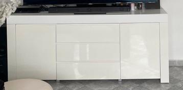 Hoogglans witte dressoir beschikbaar voor biedingen
