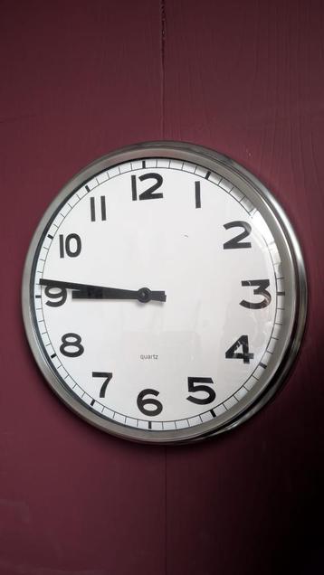 Wandklok zilver 30 cm doorsnee beschikbaar voor biedingen