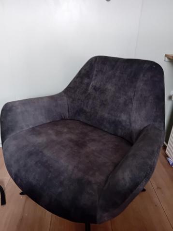 Twee groene fauteuils in goede staat beschikbaar voor biedingen