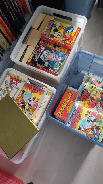 Drie kratjes vol met Donald Duck stripboeken pockets enz beschikbaar voor biedingen