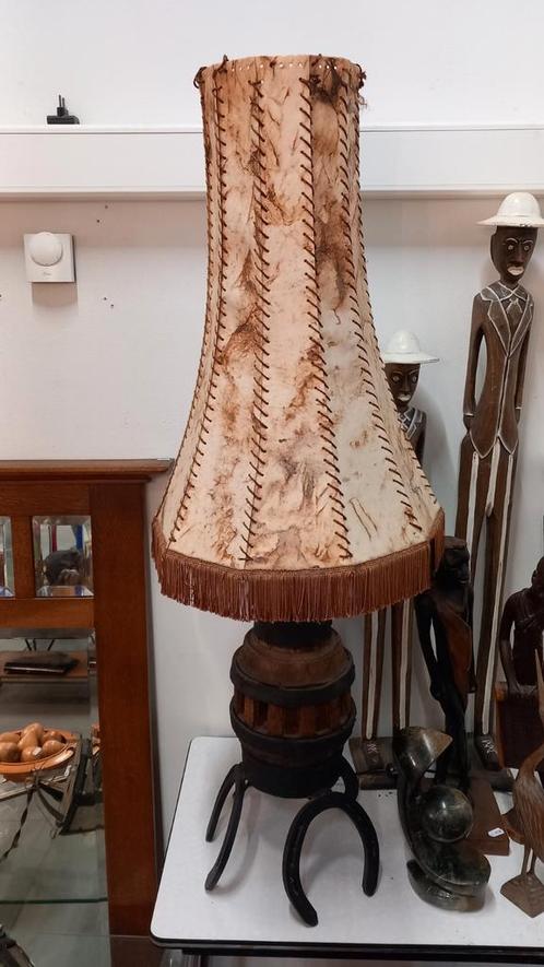 vintage lamp op karrewiel-as met perkamenten kap hoefijzers, Antiek en Kunst, Antiek | Lampen, Ophalen