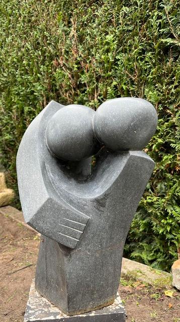 Hardstenen tuinbeeld donker antraciet grijs beschikbaar voor biedingen