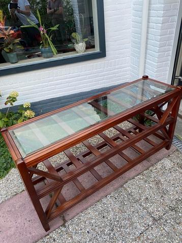 Site tabel mahonie met geslepen glasplaat. beschikbaar voor biedingen