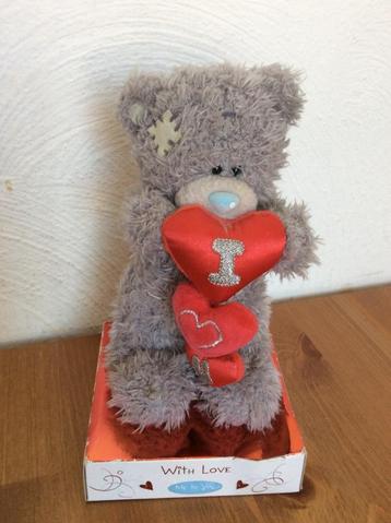 Me to you beetje staand met hartjes I love you zgan 20 cm beschikbaar voor biedingen