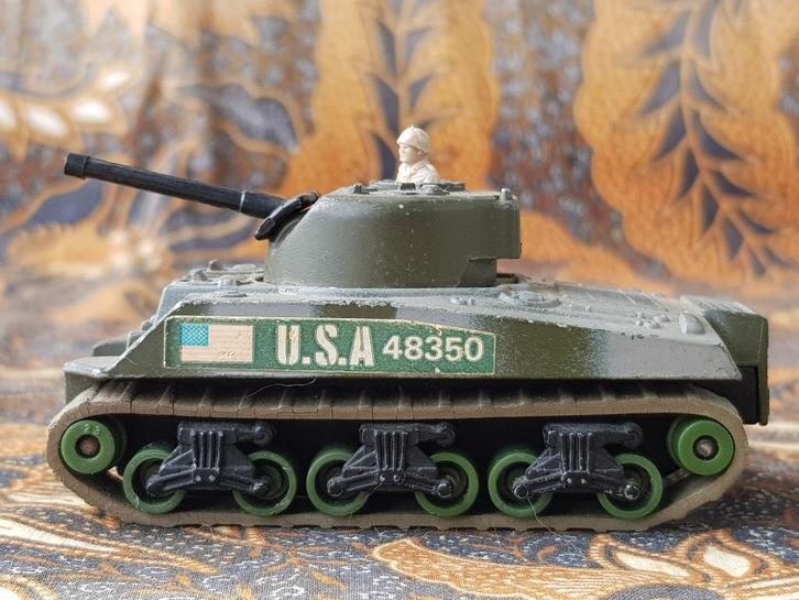 Mooi vintage model Sherman tank uit Engeland 8,8 cm. 1974., Antiek en Kunst, Antiek | Speelgoed, Ophalen of Verzenden