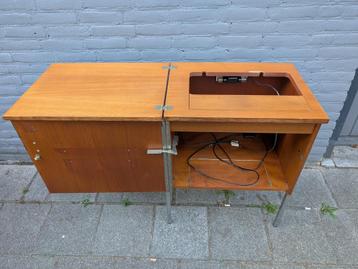 Vintage minibar cocktailbar van oid naaimachine kastje beschikbaar voor biedingen