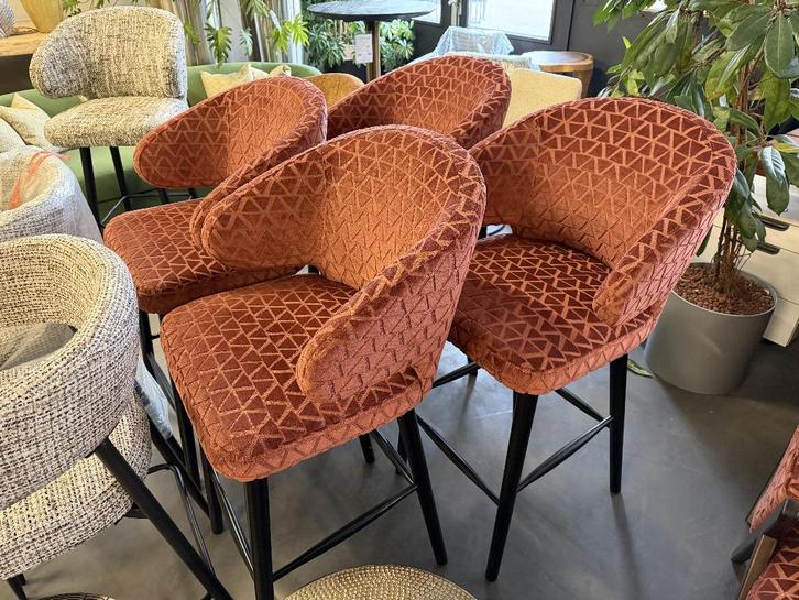 Richmond Interiors 4 barstoelen / barkrukken Indigo roze, Huis en Inrichting, Barkrukken, Zo goed als nieuw, 90 cm of meer, Hout