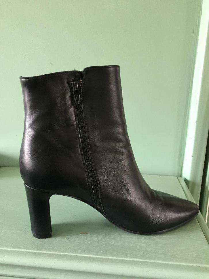 Linea Zeta leren enkellaarsjes mt 39 zgan, Kleding | Dames, Schoenen, Zo goed als nieuw, Lage of Enkellaarzen, Zwart, Ophalen of Verzenden