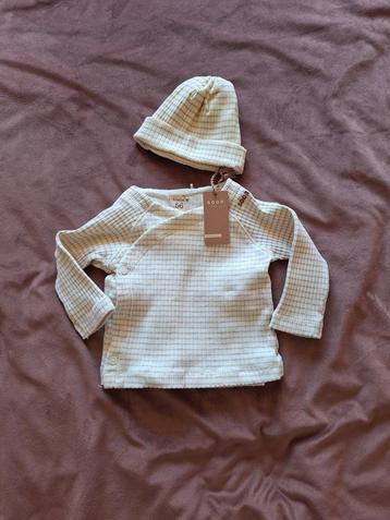 Baby truitje met bijpassend mutsje beschikbaar voor biedingen