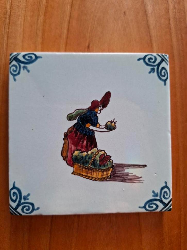 Makkum Tegel met Vrouw en Fruit, Antiek en Kunst, Antiek | Wandborden en Tegels, Ophalen of Verzenden