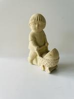 Mooi basic beeldje van steen stone art. Kind met kinderwagen, Verzamelen, Beelden en Beeldjes, Ophalen, Zo goed als nieuw, Mens