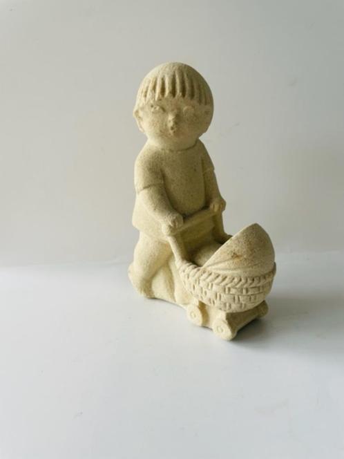 Mooi basic beeldje van steen stone art. Kind met kinderwagen, Verzamelen, Beelden en Beeldjes, Zo goed als nieuw, Mens, Ophalen