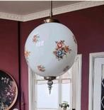Prachtige antieke hanglamp met bloemen motief melkglas bol, Ophalen