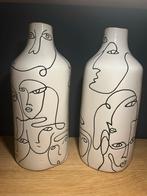 Set van 2 decoratieve vazen met gezichten, Wit, Aardewerk of Porselein, Ophalen of Verzenden, Zo goed als nieuw