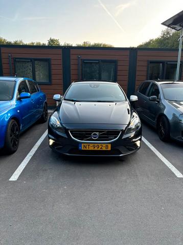Volvo V40 1.6 T2 R-design 120PK 2015 Zwart beschikbaar voor biedingen