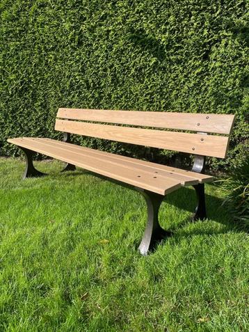 Gerestaureerde gietijzeren tuinbank met eiken houten zitting beschikbaar voor biedingen
