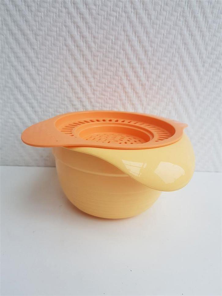 T089 Kom met zeefje, 650 ml, netjes, Tupperware, Huis en Inrichting, Keuken | Tupperware, Gebruikt, Schaal, Geel, Oranje, Ophalen of Verzenden