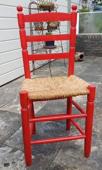 Houten stoel, rotan zitting, rood beschikbaar voor biedingen