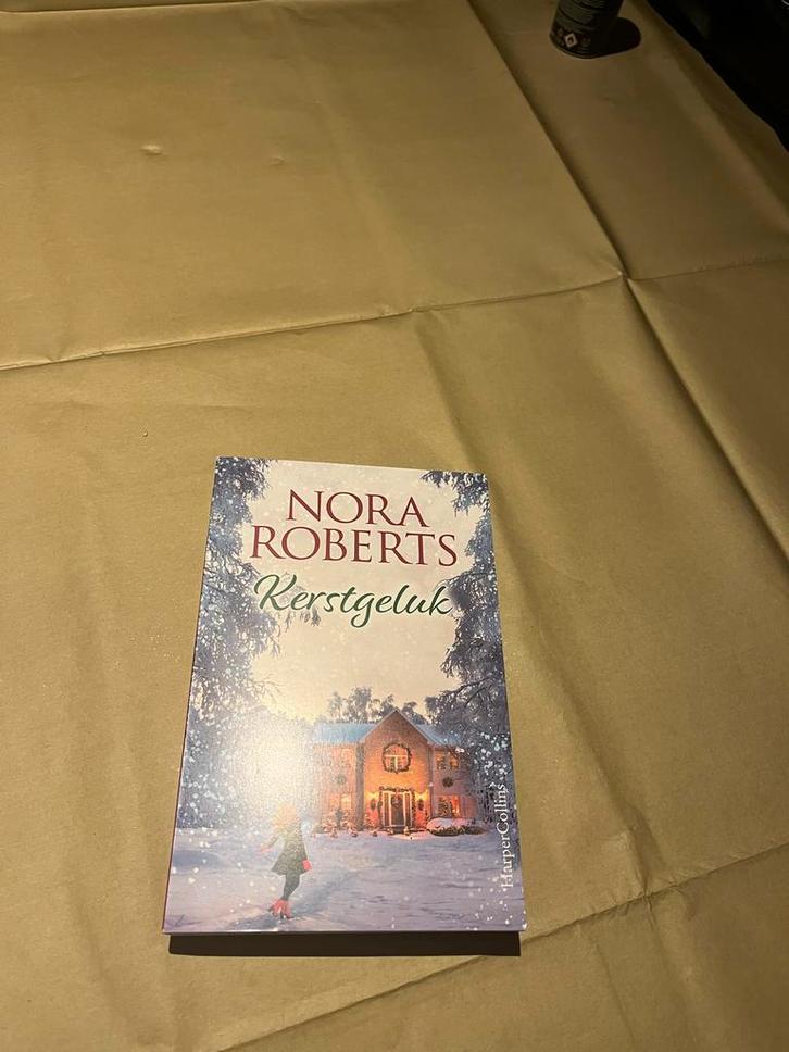 Kerstgeluk - Nora Roberts, Boeken, Romans, Zo goed als nieuw, Nederland, Ophalen of Verzenden