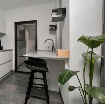 2 zwarte barkrukken  beschikbaar voor biedingen