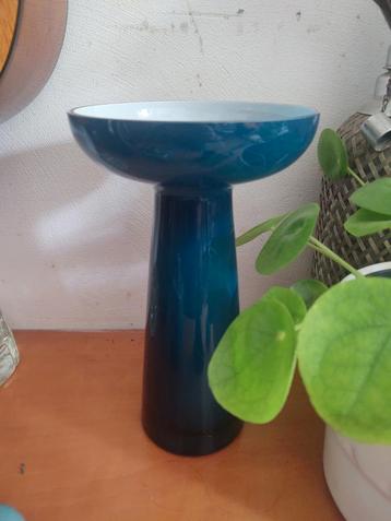 Prachtige groenblauwe glazen vaas met witte binnenkant beschikbaar voor biedingen
