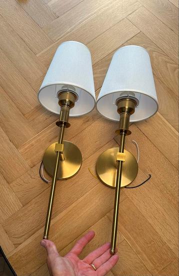2 (of 4) Gouden Wandlampen met Witte Kap beschikbaar voor biedingen
