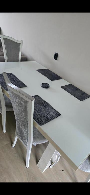 Eettafel - optioneel met stoelen beschikbaar voor biedingen