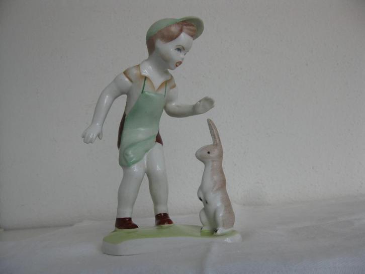 A. Quincum, Budapest. Jongetje met haas., Verzamelen, Beelden en Beeldjes, Zo goed als nieuw, Mens, Ophalen of Verzenden