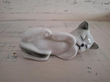 Vintage liggende witte kat poes beeldje beschikbaar voor biedingen