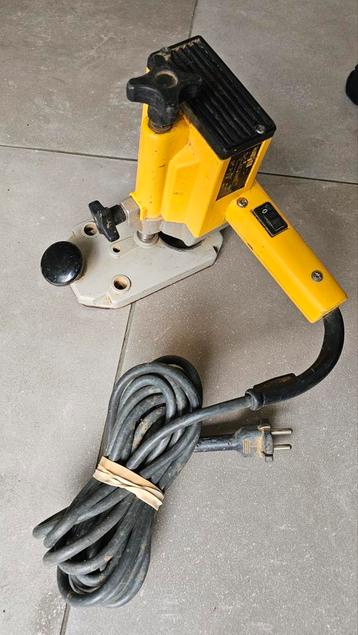 DEWALT COMPACTE FREESMACHINE MET FREES beschikbaar voor biedingen