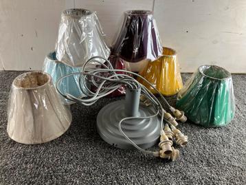 Kleurrijke Hanglamp met Lampenkappen beschikbaar voor biedingen
