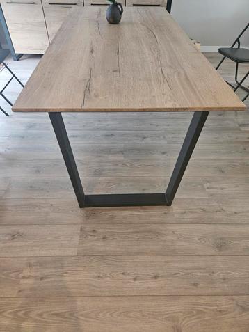 Mooie stevige eettafel zgan