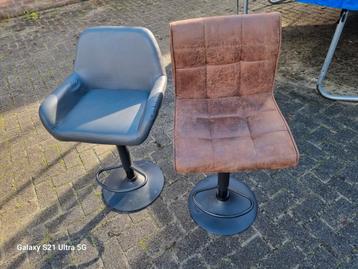 Barkrukken 2 bruine en 1 grijze beschikbaar voor biedingen