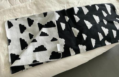 Zwart/wit wolken ledikant dekentje, Meyco, 120x150, Kinderen en Baby's, Kinderkamer | Beddengoed, Zo goed als nieuw, Deken of Dekbed