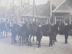 Militaire fotokaart militairen met hoornblazers te paard., Ophalen of Verzenden, Voor 1920, Gelopen, Gelderland