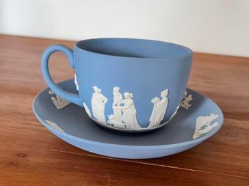 Wedgwood Blue Jasperware kopje met schotel beschikbaar voor biedingen