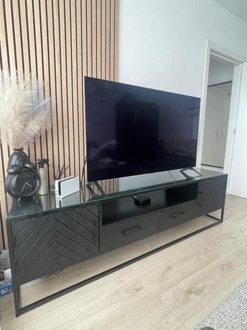 Woonkamer meubels eettafel en tv kast beschikbaar voor biedingen