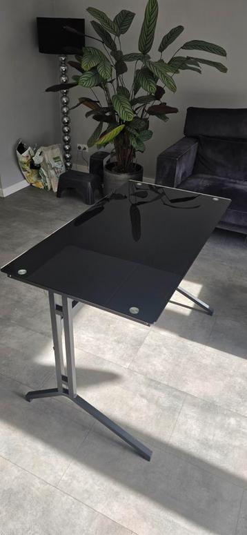 Bureau met gehard glazen blad. beschikbaar voor biedingen