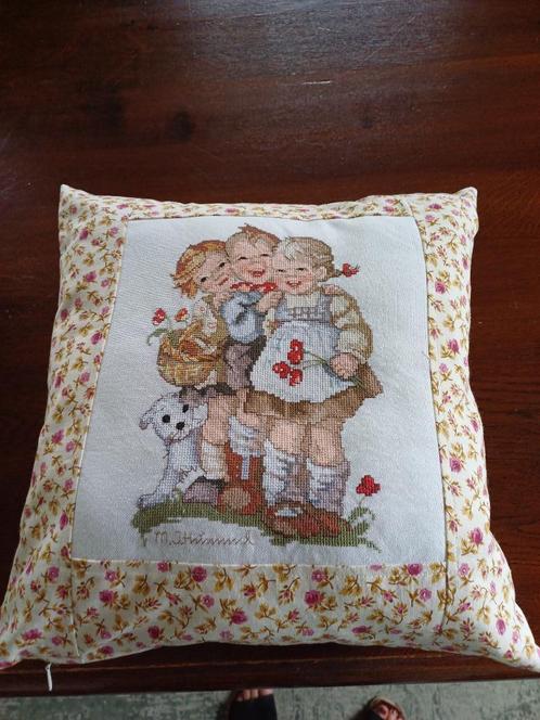 Kussen met borduurwerk ,,Hummels,, 40/40 cm., Huis en Inrichting, Woonaccessoires | Kussens, Nieuw, Overige kleuren, Vierkant