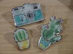 Diverse pins: cactussen & fotocamera, Ophalen