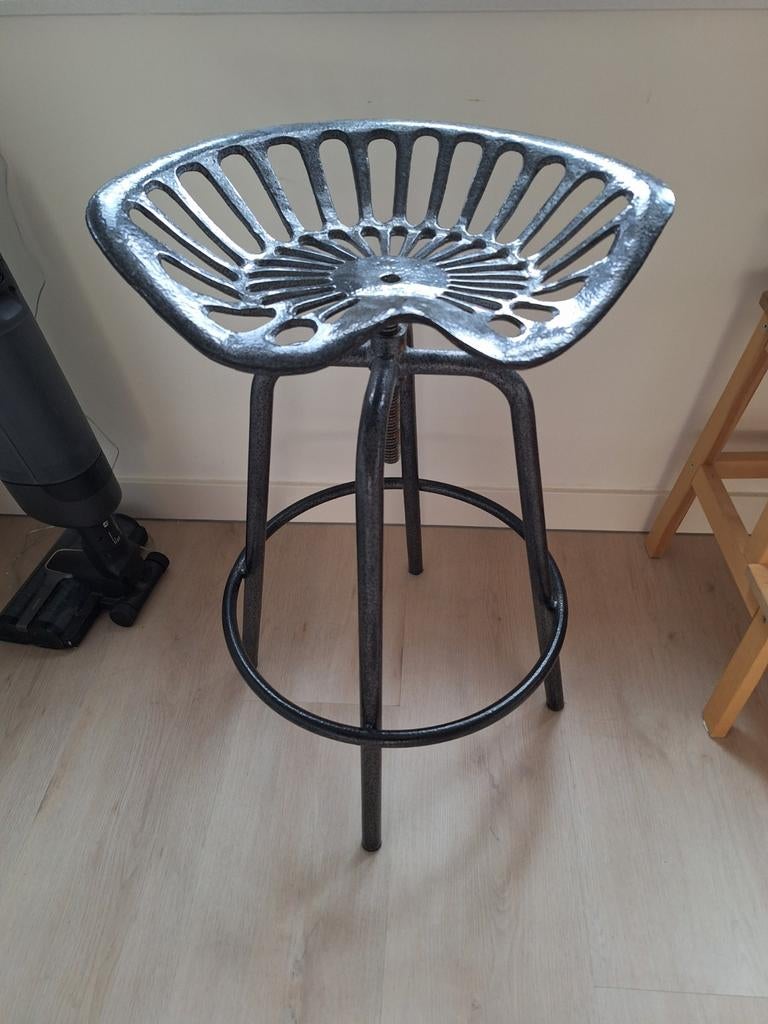 Tractor bar kruk, grijs, zware kwaliteit te koop., Ophalen, 60 tot 90 cm, Zo goed als nieuw, In hoogte verstelbaar