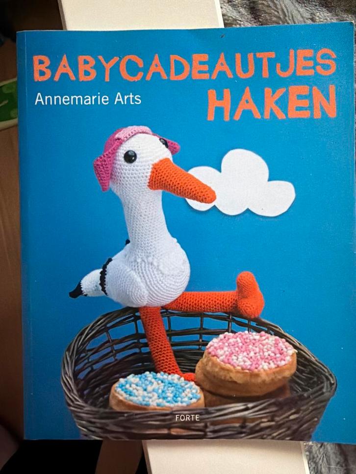 Babycadeautjes Haken - Haakboek Annemarie Arts, Boeken, Hobby en Vrije tijd, Zo goed als nieuw, Breien en Haken, Geschikt voor kinderen