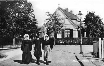 (300-187-001) Huizen Klederdracht beschikbaar voor biedingen