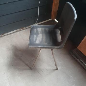 Leuke oude stoel beschikbaar voor biedingen