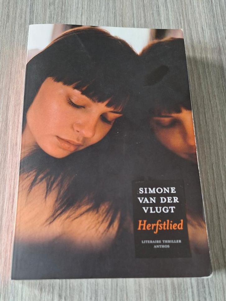 Herfstlied - Simone van der Vlugt, Boeken, Thrillers, Zo goed als nieuw, Nederland, Ophalen of Verzenden