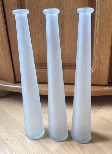 3 mat glazen bloemenvaasjes 32 cm hoog beschikbaar voor biedingen