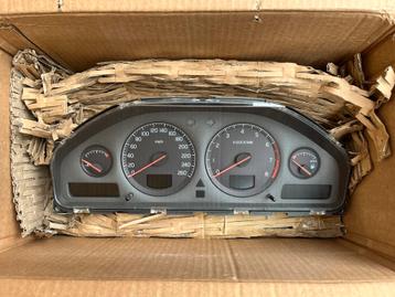 Kilometerteller Volvo XC70 / P/No 8637993, P/No 8602471 beschikbaar voor biedingen